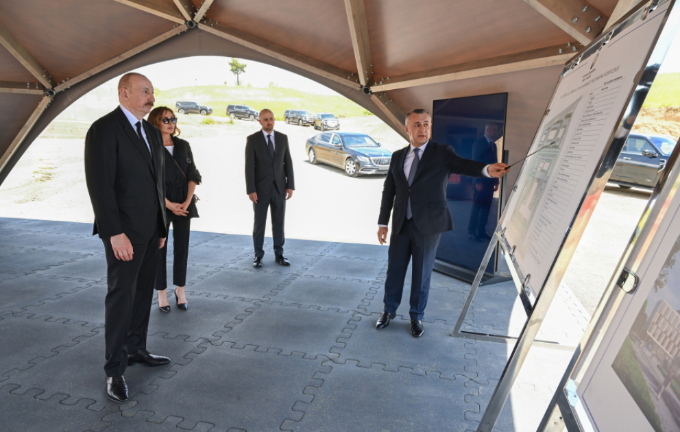 Präsident Ilham Aliyev und First Lady Mehriban Aliyeva besichtigen Bau des Gebäudes des Zentralen Bezirkskrankenhauses im Rayon Jabrayil VIDEO