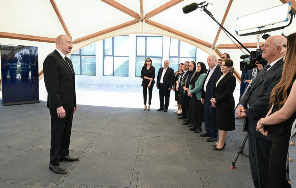 Präsident Ilham Aliyev und First Lady Mehriban Aliyeva treffen Bewohner des Dorfes Shukurbeyli im Rayon Jabrayil AKTUALISIERT VIDEO