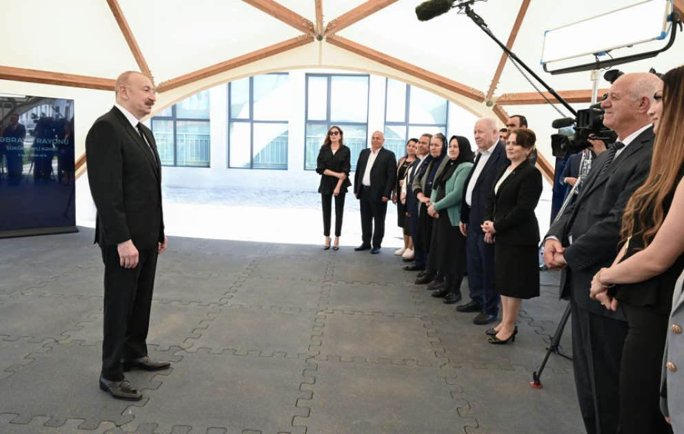Auf Social-Media-Accounts von Präsident Ilham Aliyev Beitrag zum Treffen mit Bewohnern des Dorfes Shukurbeyli veröffentlicht VIDEO