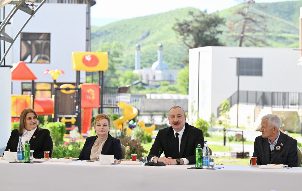 Prezident İlham Əliyev Zəngilan şəhərindəki ilk yaşayış kompleksinə köçən ailələrlə görüşüb YENİLƏNİB VİDEO