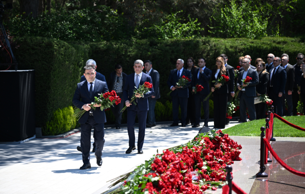 AZERTAC staff pays tribute to National Leader Heydar Aliyev VIDEO
