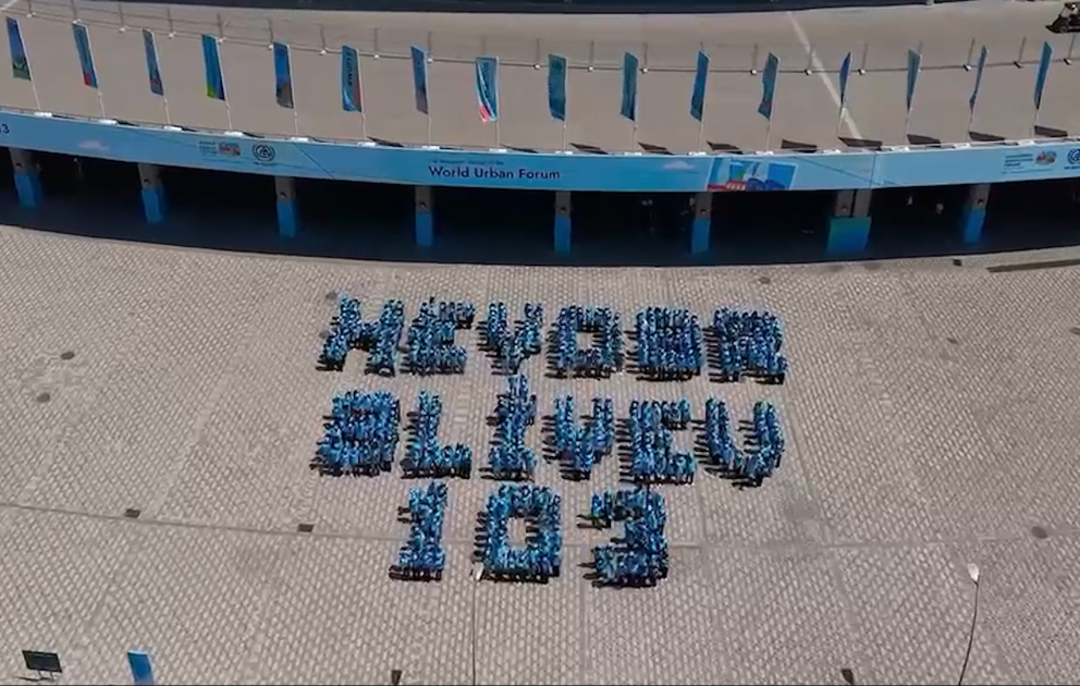 WUF13 könüllüləri Ulu Öndər Heydər Əliyevin 103 illiyinə həsr olunmuş fləşmob təşkil ediblər VİDEO