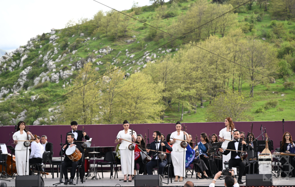 “Xarıbülbül” festivalı davam edir: Cıdır düzündə gənc istedadlar səhnədə VİDEO
