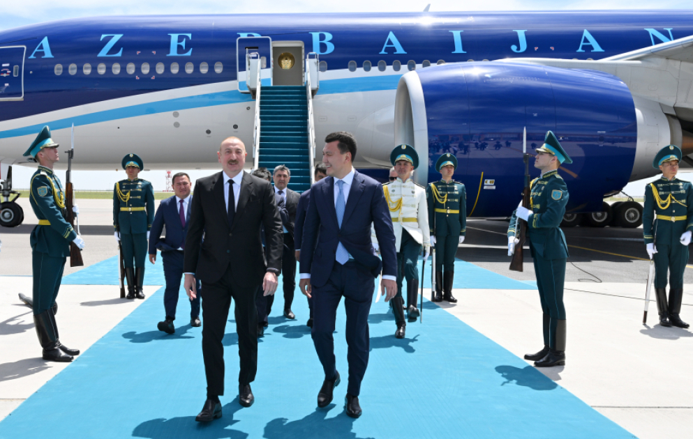 Präsident Ilham Aliyev zu Arbeitsbesuch in Kasachstan eingetroffen VIDEO