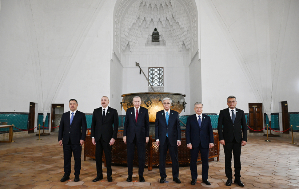 Präsident Ilham Aliyev und weitere Teilnehmer des informellen OTS-Gipfels besuchen Kulturstätten in Türkistan VIDEO