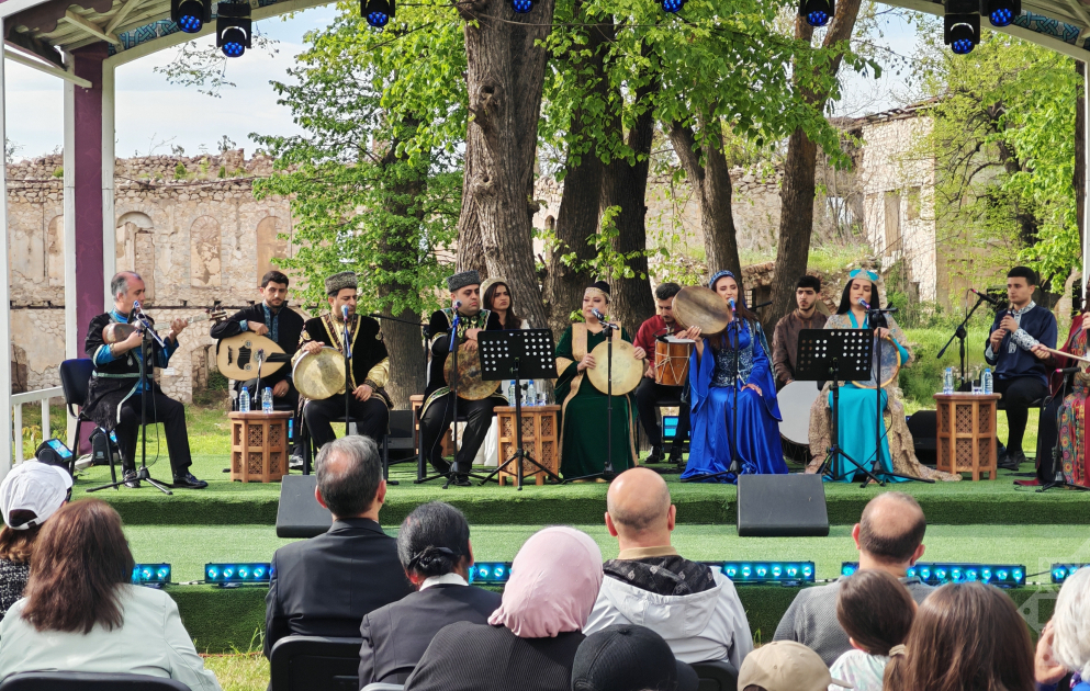 “Xarıbülbül” festivalı Səkinə İsmayılova və tələbələrinin konserti ilə başa çatıb VİDEO