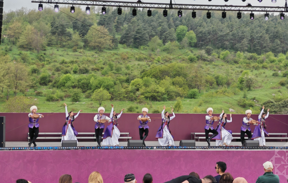 “Xarıbülbül” festivalı: Cıdır düzündə qardaş xalqların musiqi və rəqs bayramı VİDEO