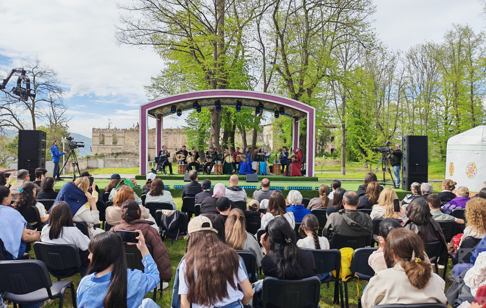 “Xarıbülbül” festivalı Səkinə İsmayılova və tələbələrinin konserti ilə başa çatıb VİDEO