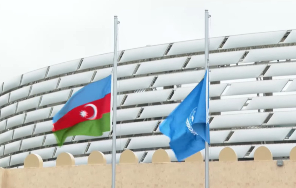 Bakı Olimpiya Stadionunda Azərbaycanın və BMT-nin bayraqları qaldırılıb YENİLƏNİB VİDEO