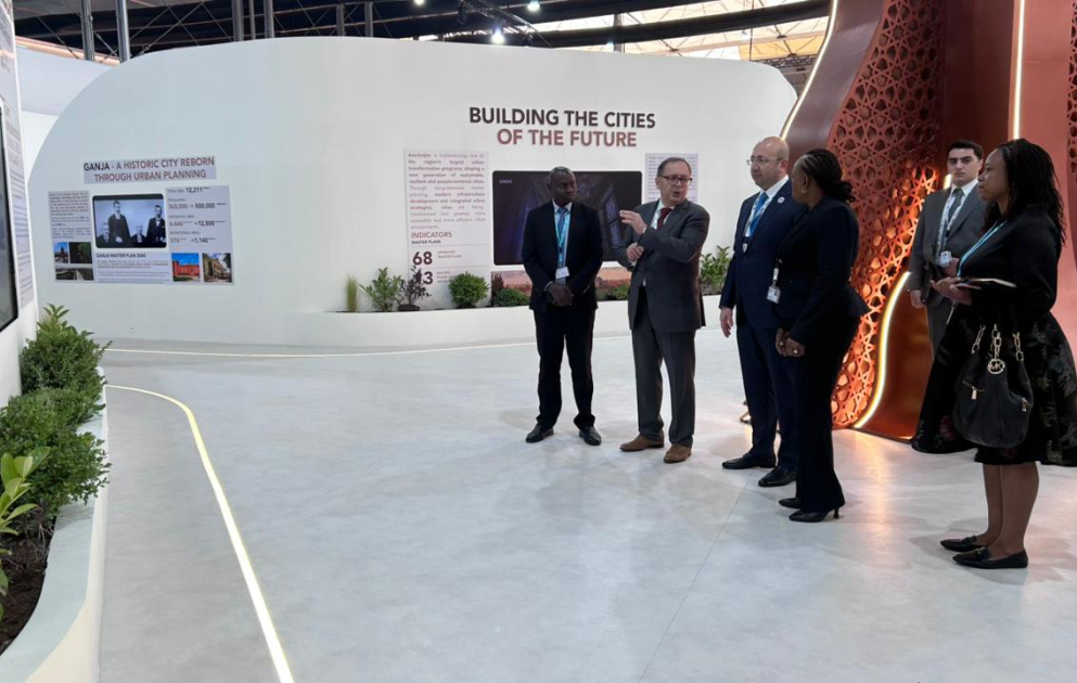 Une délégation kényane visite l’Expo urbaine dans le cadre du WUF13 VIDEO