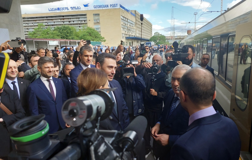 Первый после шестилетнего перерыва пассажирский поезд из Баку прибыл в Тбилиси ВИДЕО