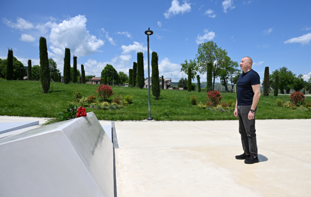 President Ilham Aliyev laid flowers in front of Victory Arch in Khankendi city VIDEO