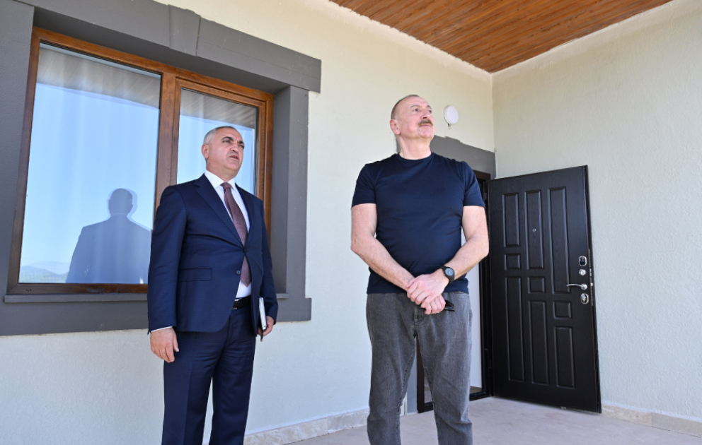 Khodjaly: Ilham Aliyev se familiarise avec les conditions créées dans les logements privés destinés au personnel militaire  MIS A JOUR VIDEO