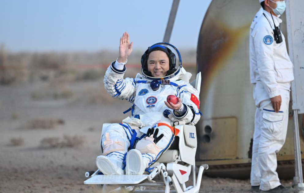 Çinin “Şencou-21” missiyasının astronavtları Yerə qayıdıblar VİDEO