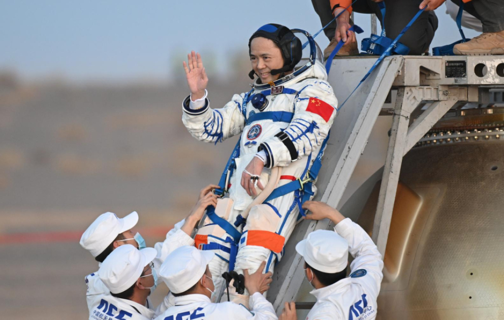 Raumfahrt: Drei chinesische Astronauten wieder auf Erde gelandet VIDEO