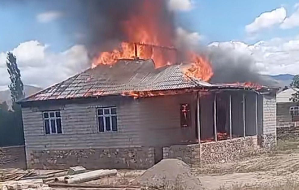 Şərurda yarımtikili evdə yanğın olub VİDEO