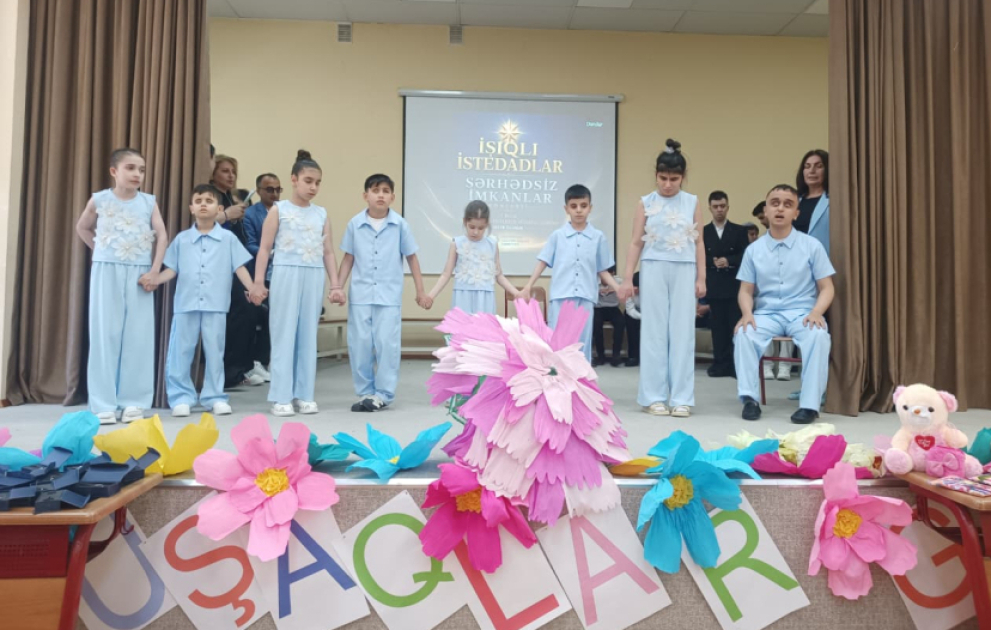 Görmə məhdudiyyətli uşaqlar səhnədə “Sərhədsiz imkanlar”ı nümayiş etdiriblər VİDEO