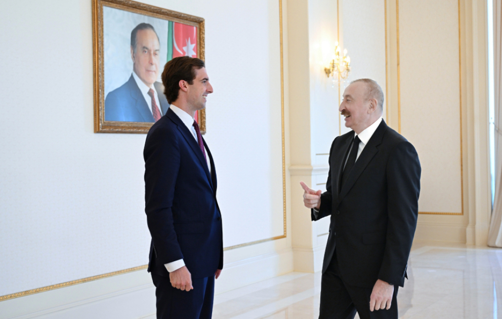 Prezident İlham Əliyev ABŞ Dövlət katibinin köməkçisinə Prezident Donald Tramp tərəfindən təqdim edilmiş xatirə hədiyyəsini göstərib VİDEO