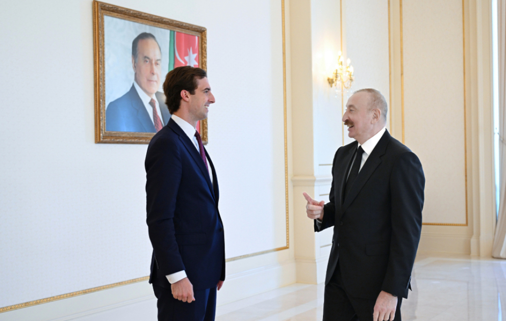 President Ilham Aliyev shows commemorative gift from President Donald Trump to U.S. Assistant Secretary of State VIDEO