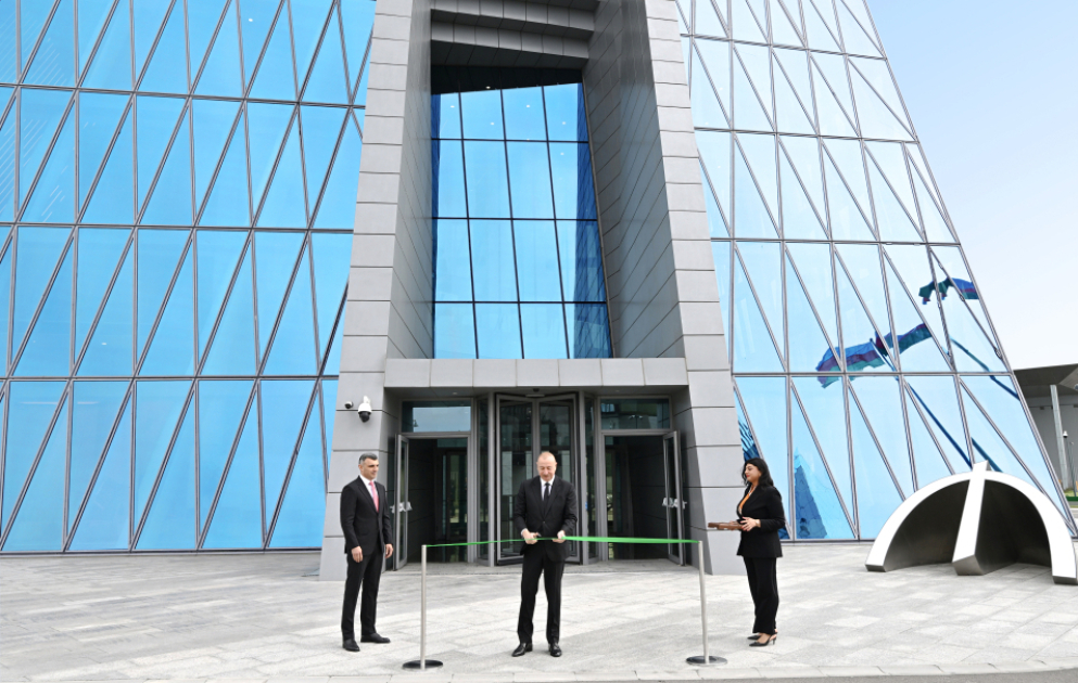 Präsident Ilham Aliyev weiht neues Gebäude der Zentralbank ein VIDEO