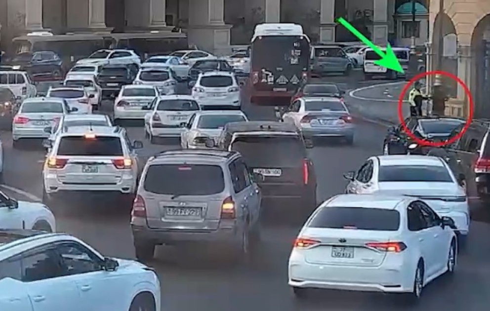 Yol polisi skuter sürən şəxsi qəzadan xilas edib VİDEO