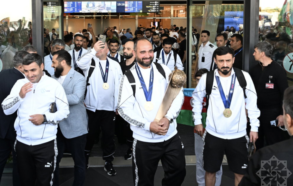 Avropa çempionu olan Azərbaycanın minifutbol millisi Vətənə qayıdıb VİDEO