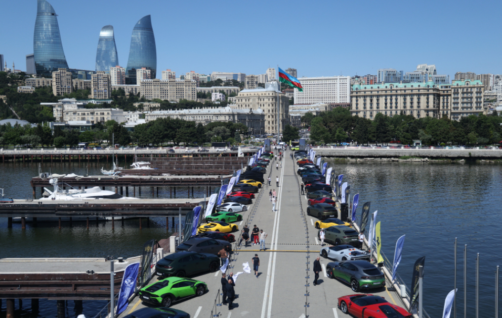 На Бакинском бульваре проходит фестиваль классических и скоростных автомобилей ВИДЕО