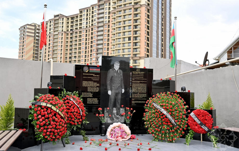 Xətai rayonunda şəhid mayor İlqar Verdiyevin şərəfinə ucaldılmış abidənin açılışı olub VİDEO