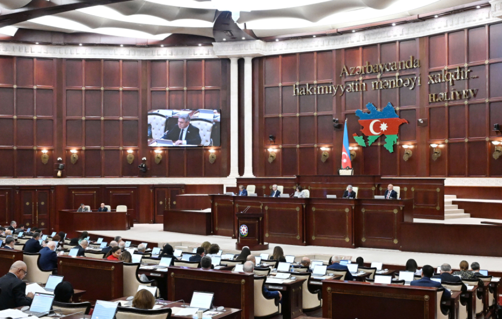 Dövlət qulluğu və media ilə bağlı qanun layihəsi ilk oxunuşda təsdiqlənib VİDEO
