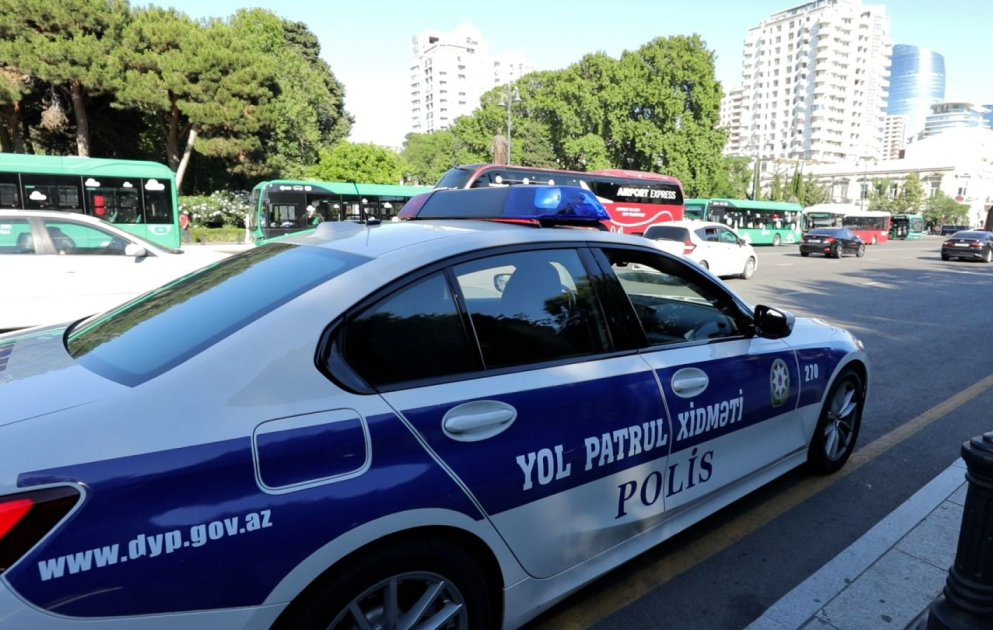 Hərəkət iştirakçıları üçün təhlükə yaradan piyadalar saxlanılıb, onlarla maarifləndirici söhbətlər aparılıb VİDEO