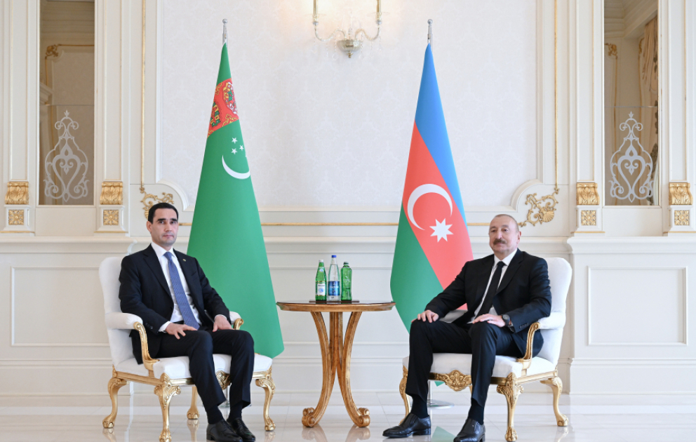 Präsident Ilham Aliyev und Präsident Serdar Berdimuhamedow treffen sich unter vier Augen VIDEO