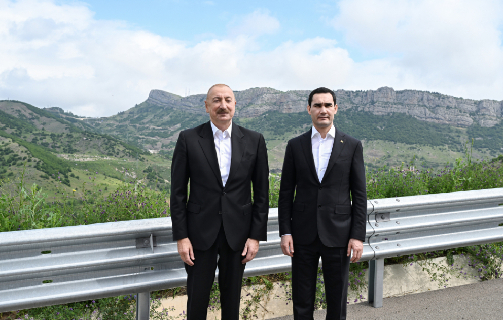Les présidents Aliyev et Berdymoukhamedov posent pour des photos avec le village de Dachalty en arrière-plan