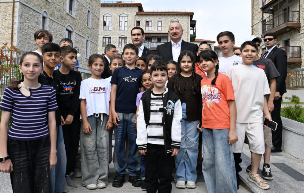 Ilham Aliyev und Serdar Berdimuhamedow besuchen ersten Wohnkomplex in Schuscha VIDEO