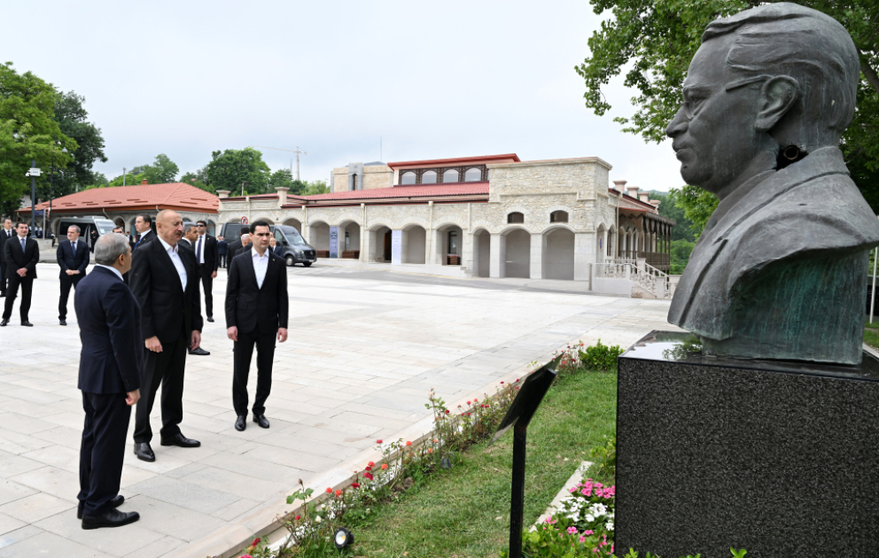 Les présidents Aliyev et Berdymoukhamedov observent à Choucha les bustes des célèbres personnalités azerbaïdjanaises criblés de balles pendant l’occupation VIDEO