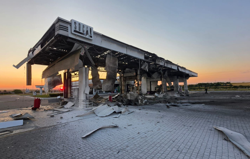 SOCAR-ın Ukraynada dron zərbəsinə məruz qalan yanacaqdoldurma məntəqəsinə dəyən ziyan müəyyənləşdirilir - AZƏRTAC-ın reportajı VİDEO