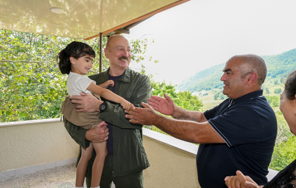 Prezident İlham Əliyev Şuşanın Kiçik Qaladərəsi kəndində görülən işlərlə tanış olub və kəndə qayıdan sakinlərlə görüşüb -  YENİLƏNİB  VİDEO