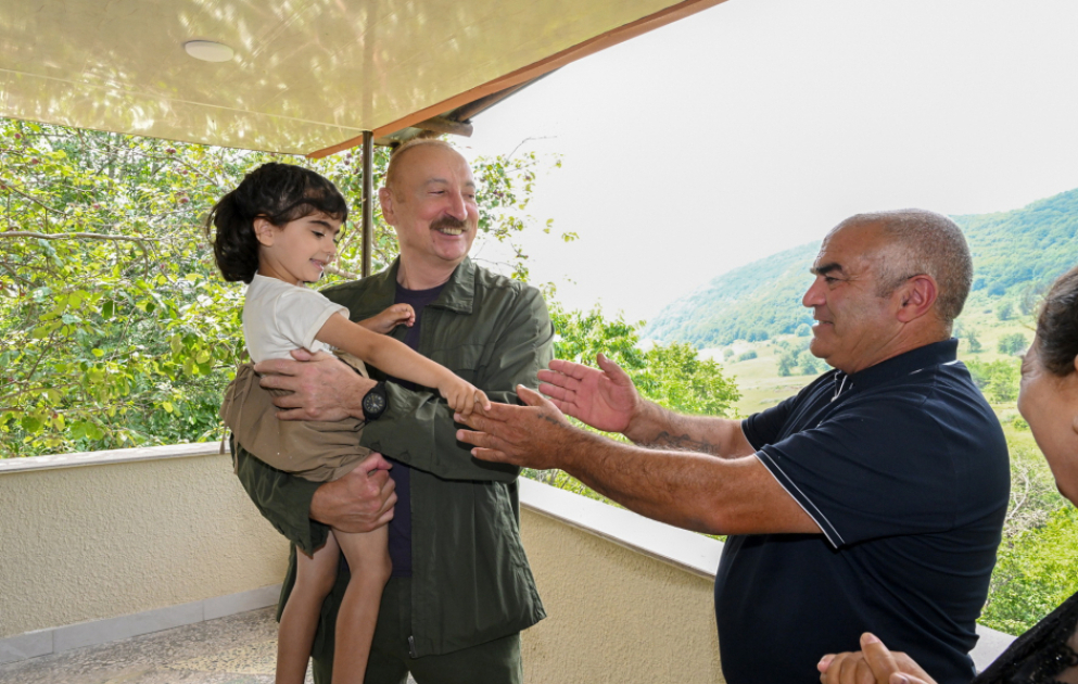 President Ilham Aliyev inspected restoration works in Shusha’s Kichik Galaderesi village and met with returning residents VIDEO