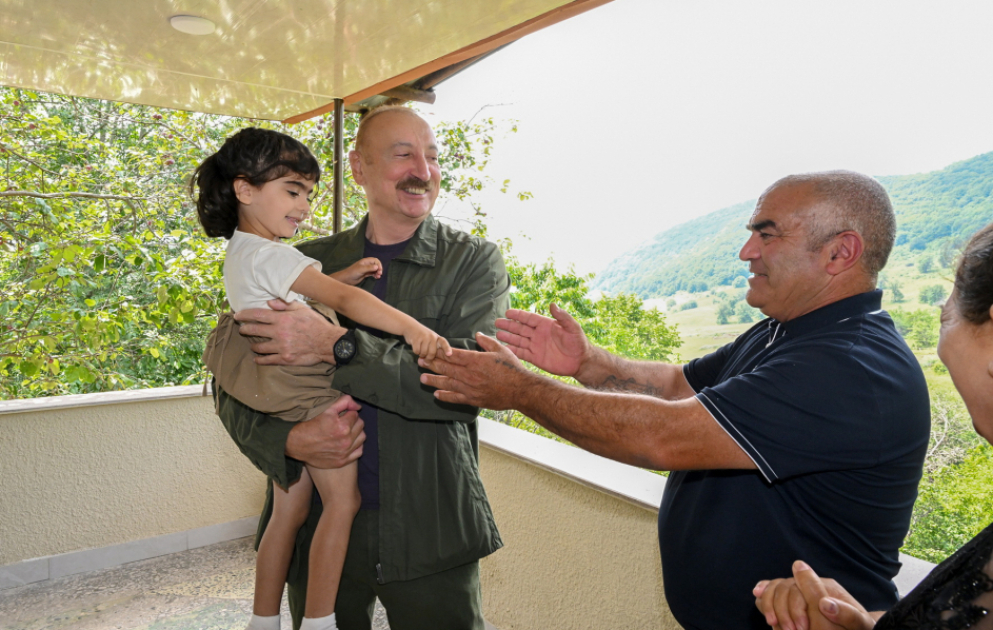 Präsident Ilham Aliyev besichtigt Wiederaufbauarbeiten im Dorf Kichik Galaderesi und trifft in ihre Heimat zurückgekehrte Bewohner VIDEO