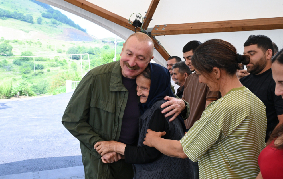 Video aus dem Dorf Kichik Galaderesi in Schuscha auf den Social-Media-Konten von Präsident Ilham Aliyev veröffentlicht VIDEO