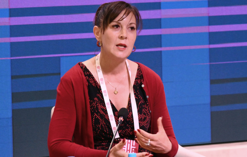 Karen Sazerlend: Süni intellektin qaranlıq tərəfləri də var VİDEO