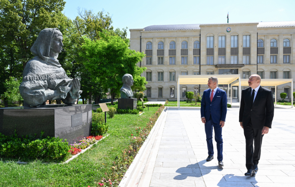Prezidentlər İlham Əliyev və Peter Pelleqrini Şuşada Azərbaycanın tanınmış şəxsiyyətlərinin işğal dövründə güllələnmiş büstlərinə baxıblar VİDEO