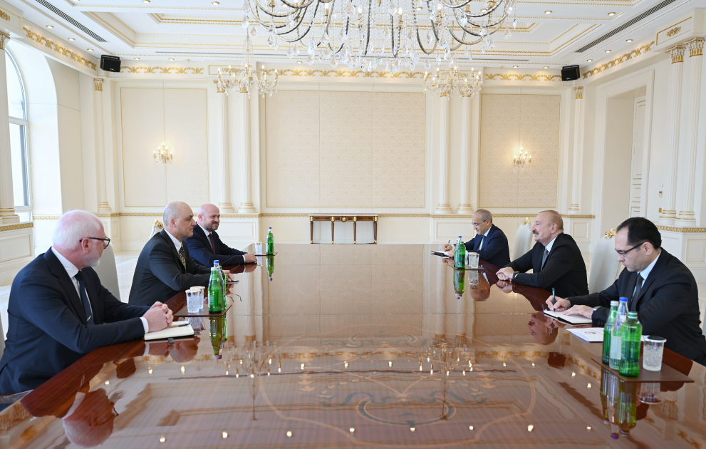 Le président Ilham Aliyev reçoit une délégation de la société John Deere VIDEO