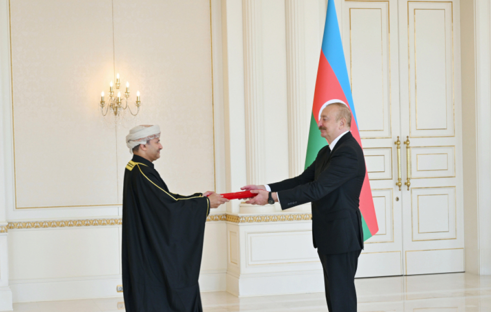 Le président Ilham Aliyev reçoit les lettres de créance du nouvel ambassadeur d'Oman en Azerbaïdjan VIDEO