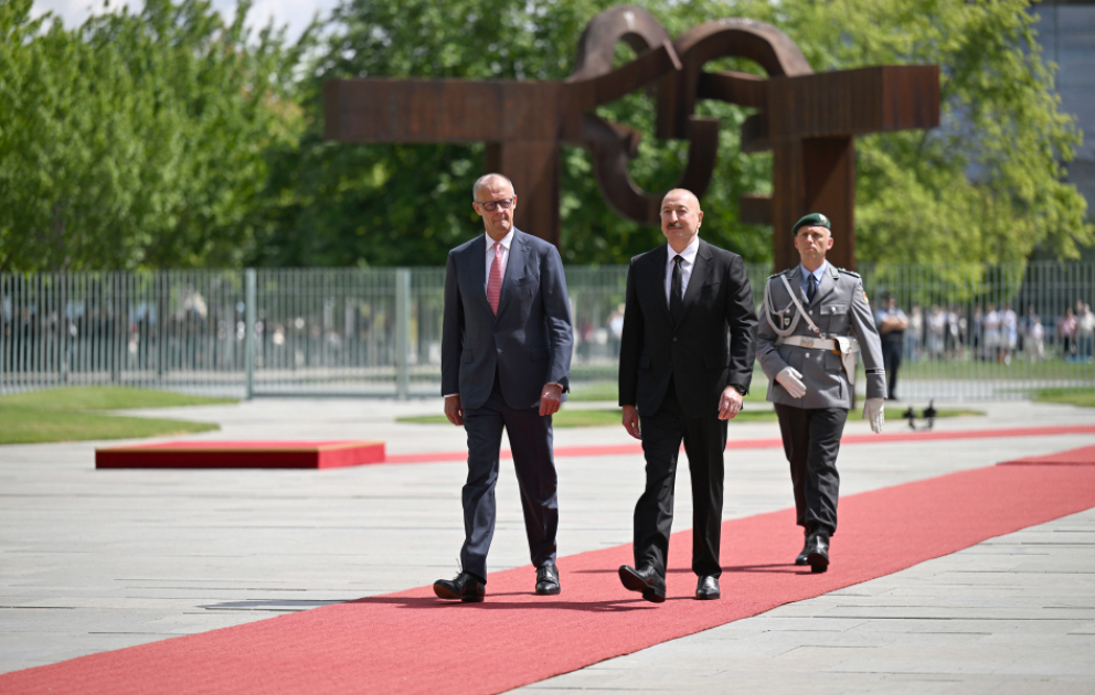Offizieller Empfang von Präsident Ilham Aliyev in Berlin VIDEO