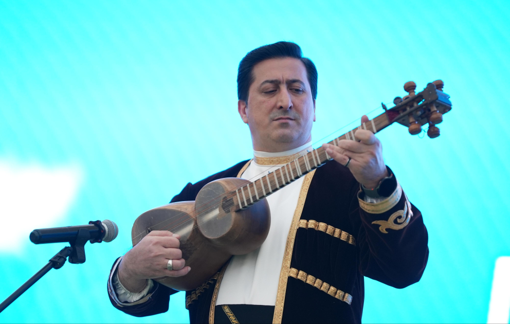 Otuz beşdən çox ölkənin dövlət başçısı qarşısında Azərbaycan tarını səsləndirən Sadiq Namazov - MÜSAHİBƏ VİDEO