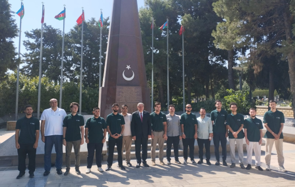 TİKA-nın İnkişaf Elçiləri Proqramının iştirakçıları Bakıdakı "Türk şəhidliyi" abidəsini ziyarət ediblər VİDEO