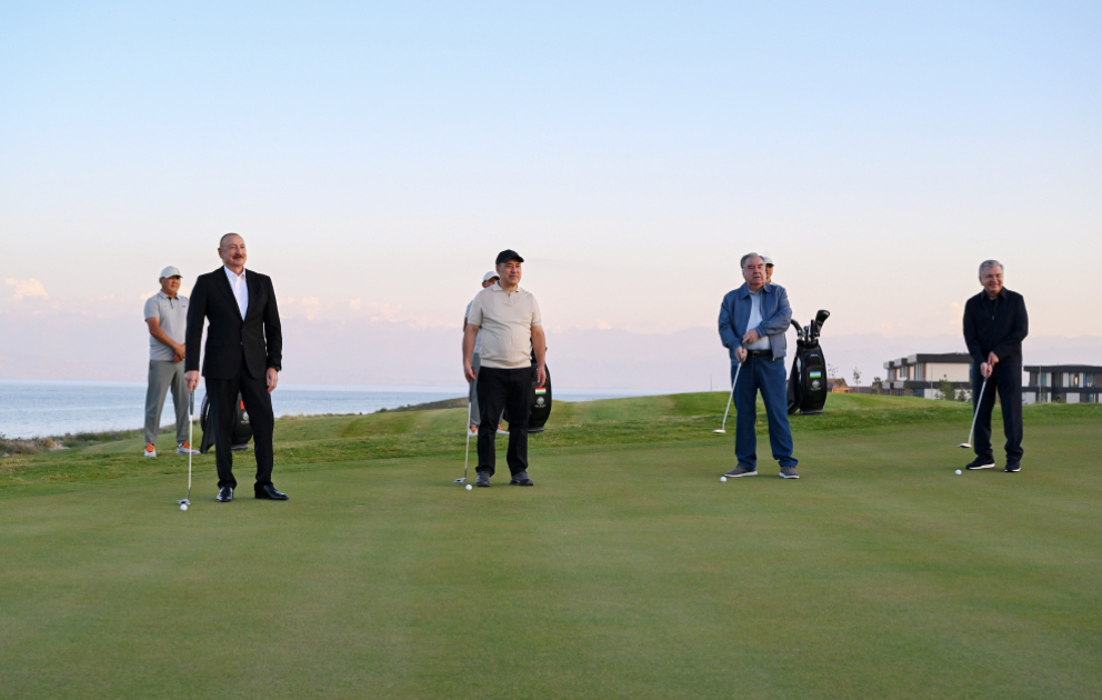 Le président Ilham Aliyev, accompagné des présidents kirghiz, ouzbek et tadjik, assiste à l'inauguration d’un club de golf à Cholpon-Ata VIDEO