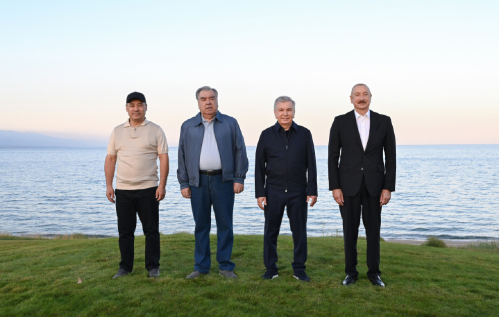 Präsident Ilham Aliyev nimmt gemeinsam mit den Präsidenten Kirgisistans, Usbekistans und Tadschikistans an der Eröffnung eines Golfclubs in Tscholpon-Ata teil VIDEO