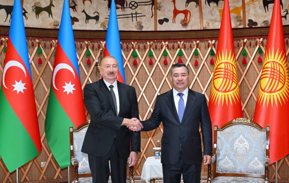 Präsident Aliyev trifft kirgisischen Präsidenten zu Vieraugengespräch VIDEO