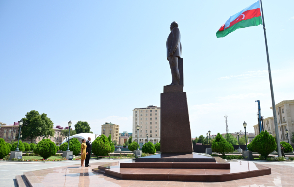 Prezident İlham Əliyev Ümummilli Liderin Naxçıvan şəhərinin mərkəzində ucaldılan abidəsini ziyarət edib VİDEO